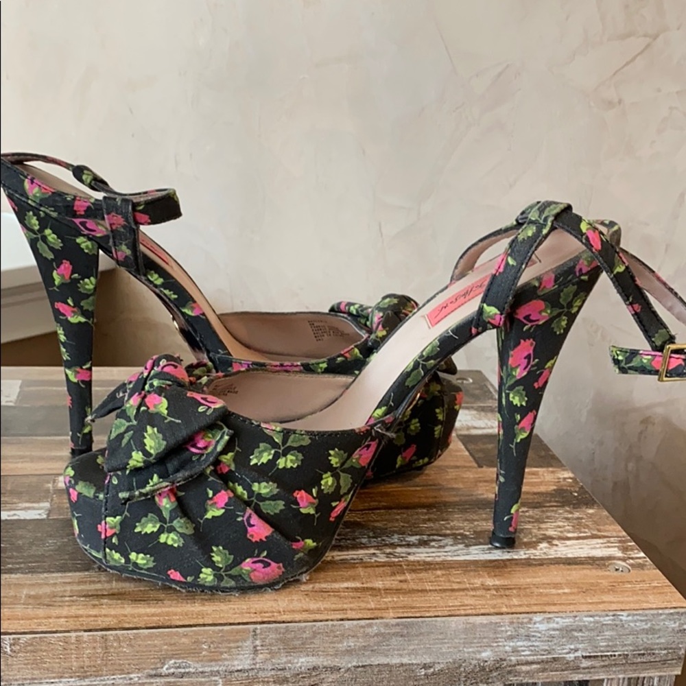 Betsey Johnson sexy pumps